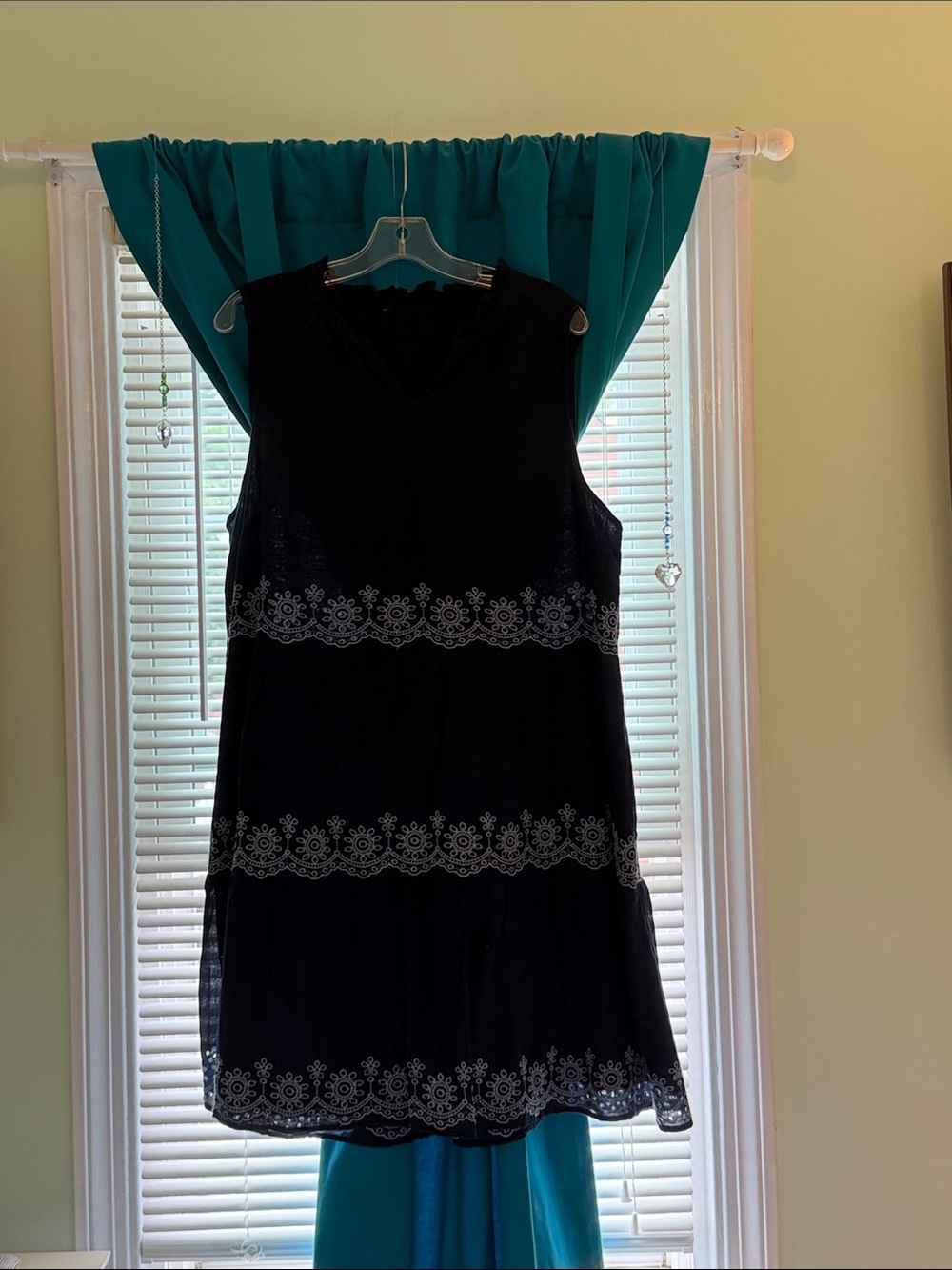Knox Rose Black Sleeveless Lace-Trim Shift Dress.